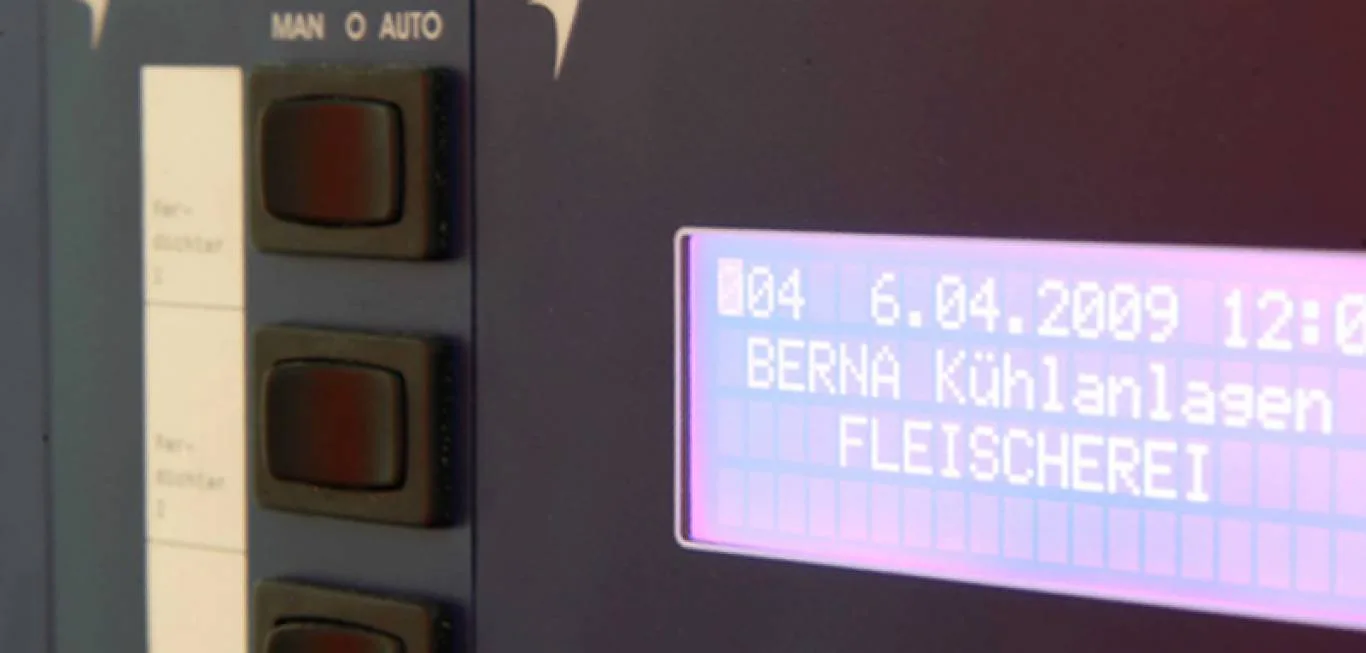 Kälteregler mit Tasten für zwei Verdichter und der Anzeige „BERNA Kühlanlagen FLEISCHEREI“